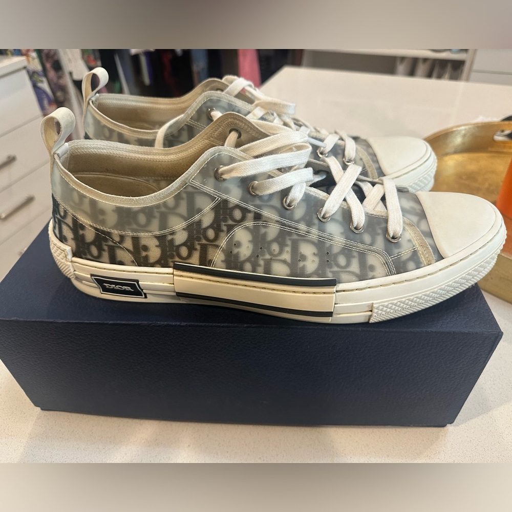 Men’s Dior B23 low top sneaker in white and black Dior oblique canvas. Size 49.